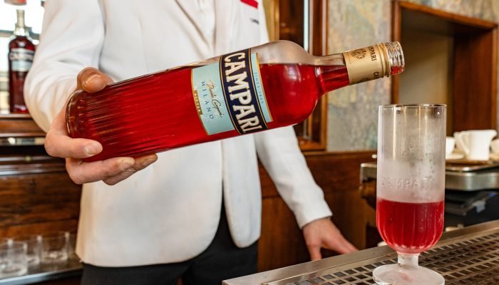 Um coquetel Campari Seltz no bar Camparino, em Milão.