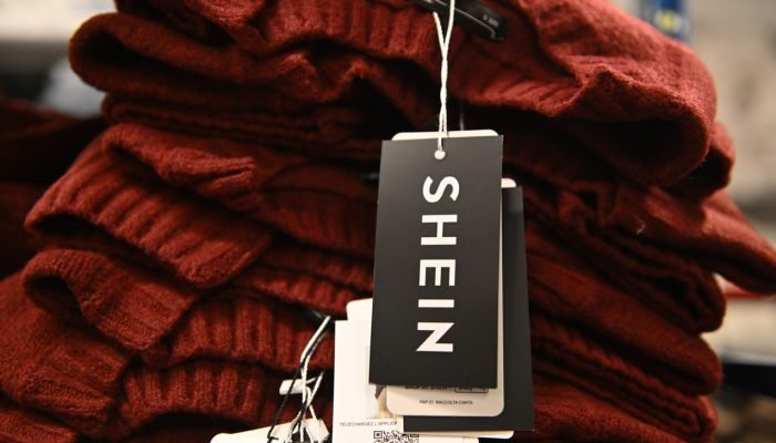 Roupas à venda em uma loja da Shein Group Ltd. Fotógrafo: Benjamin Girette/Bloomberg