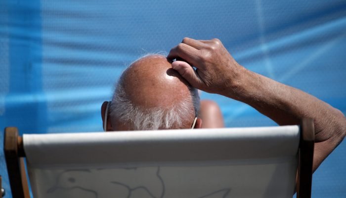 Um homem toma sol em Weymouth, na Inglaterra. Foto: Matt Cardy/Getty Images