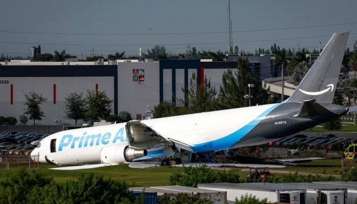 Avião da Amazon sofre acidente em Miami (Foto: Bloomberg)