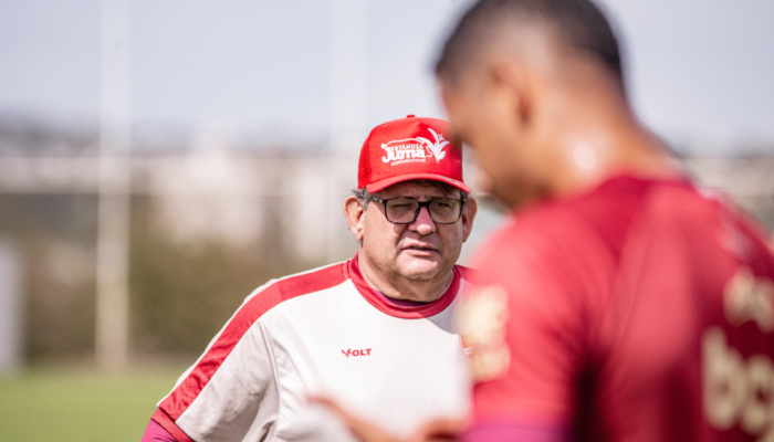 Guto Ferreira fala em "excesso de confiança" após goleada sofrida pelo Vila - Foto: Roberto Cor...